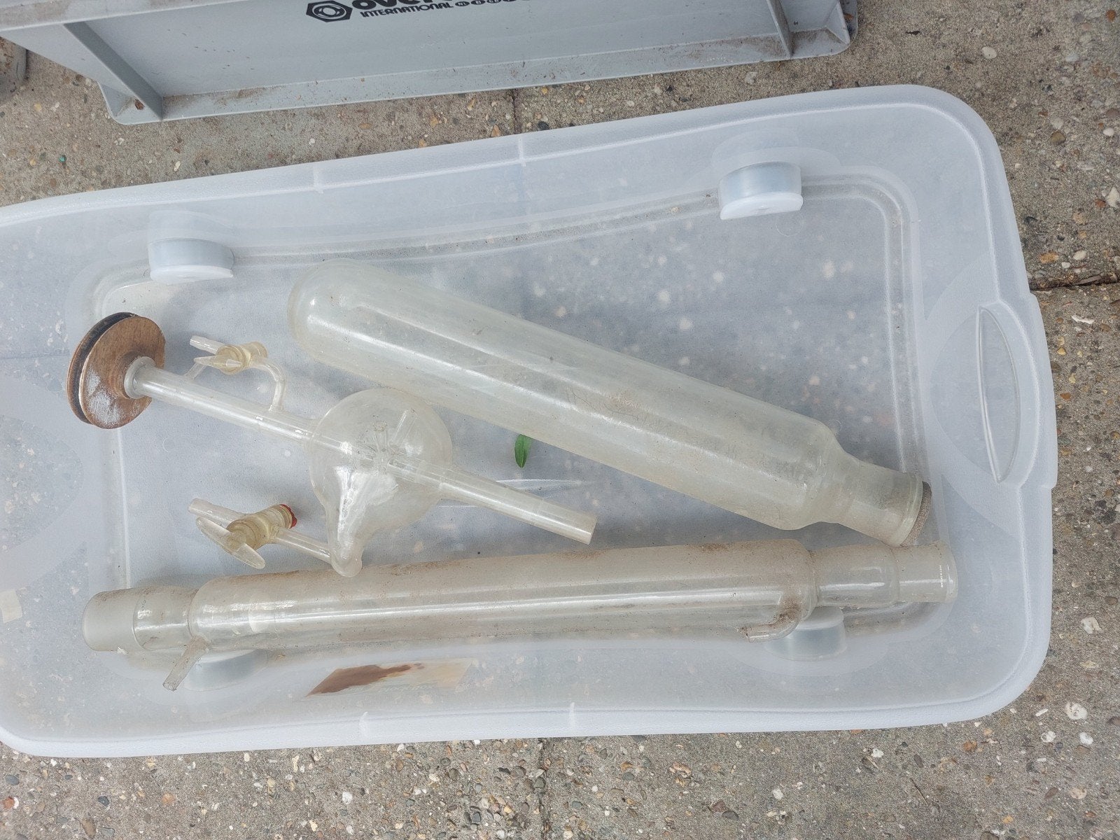 Partij laboratoriumglaswerk en thermometers, Ophalen
