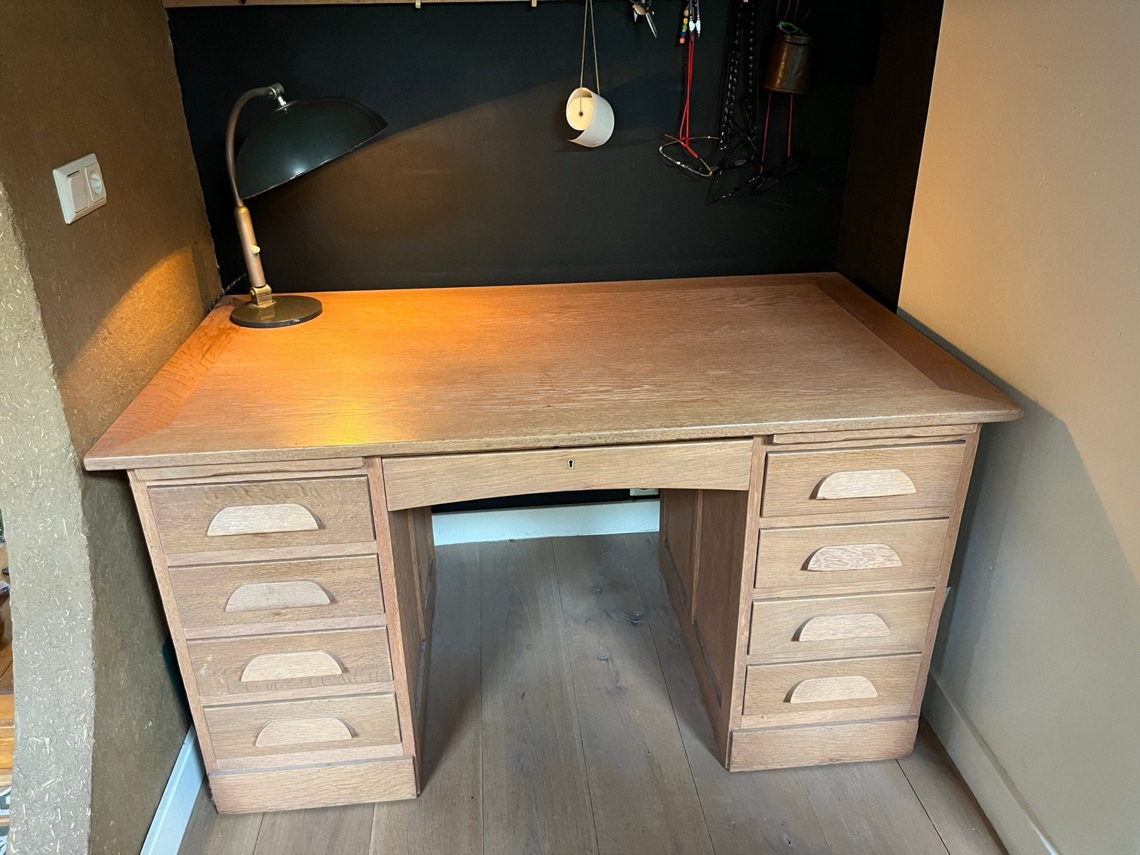 Massief eiken bureau met 9 lades en wieltjes, Ophalen
