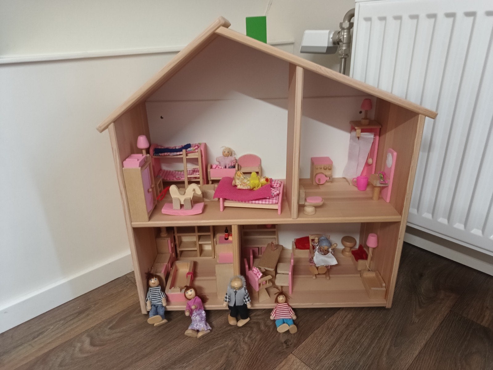 Groot houten poppenhuis met meubels en poppen, Ophalen, Gebruikt, Poppenhuis