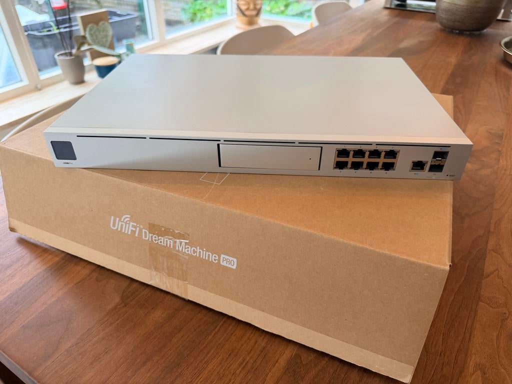 Ubiquiti UDM Pro met 4TB Seagate SkyHawk Surveillance HDD, Computers en Software, Routers en Modems, Zo goed als nieuw, Ophalen of Verzenden