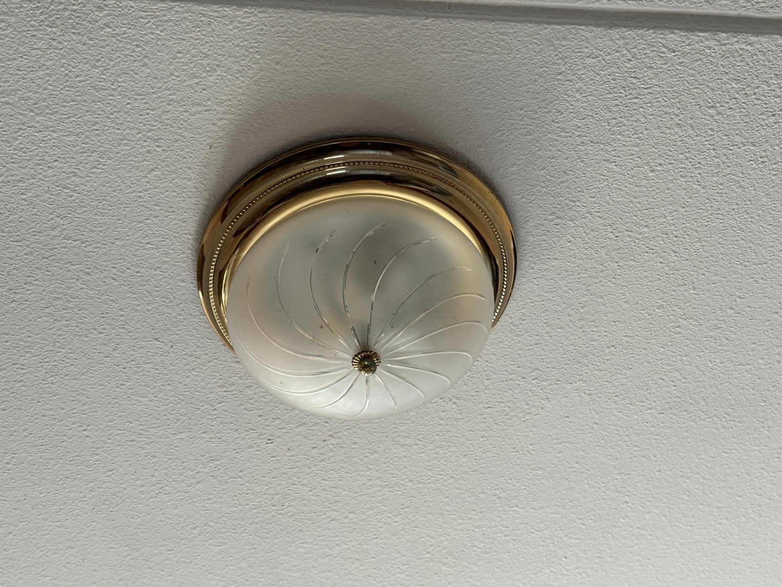 Vintage Plafondlamp met Gouden Rand en Melkglas, Huis en Inrichting, Lampen | Plafondlampen, Ophalen, Gebruikt, Metaal