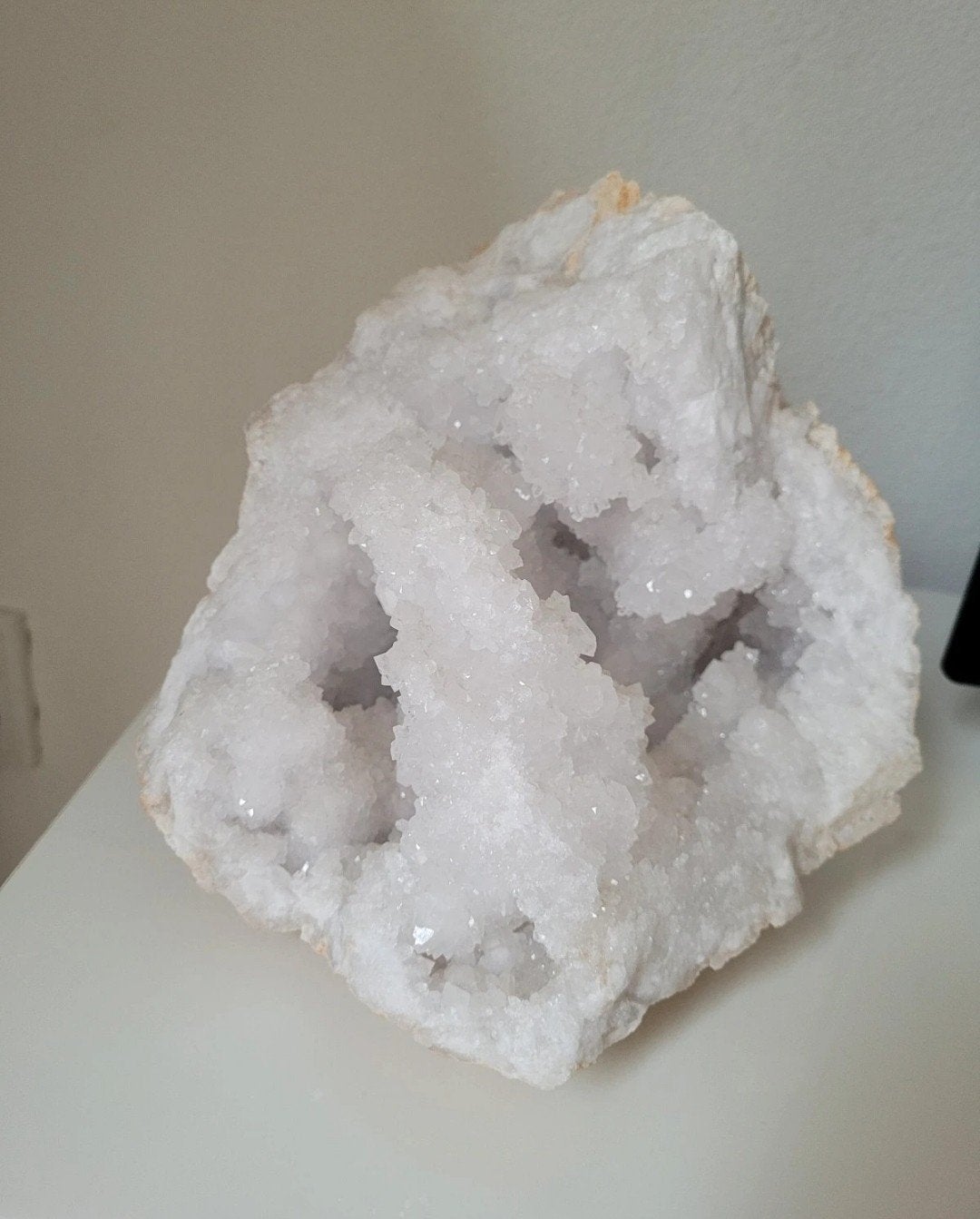mooie grote bergkristal geode 5 kilo, Verzamelen, Mineralen en Fossielen, Ophalen of Verzenden, Mineraal