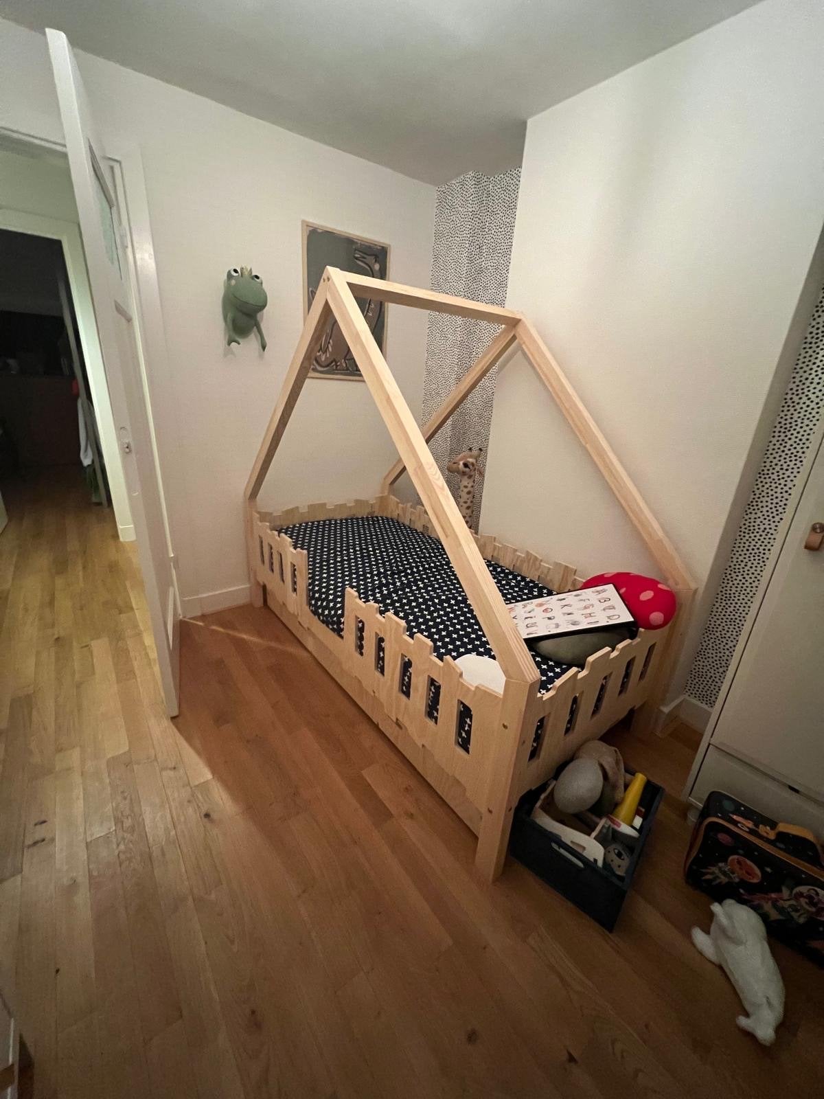 Huisbedje jungle thema met matras en logeerlade, Huis en Inrichting, Ophalen, Gebruikt, 90 cm, 190 cm of minder