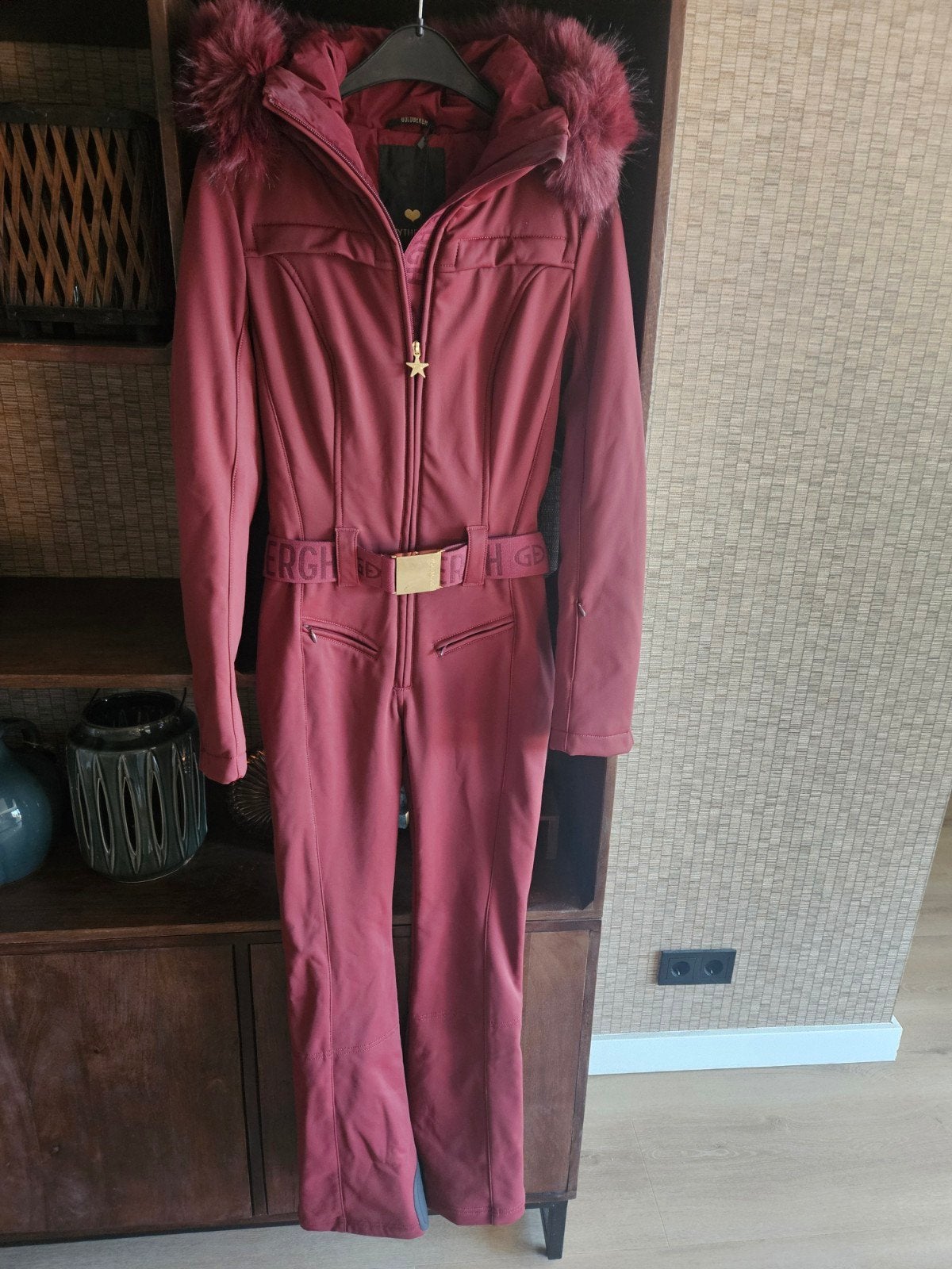 nieuw goldbergh parry skipak jumpsuit wijnrood mt 34 nieuw, Kleding | Dames, Wintersportkleding, Ophalen of Verzenden, Nieuw, Maat 34 (XS) of kleiner