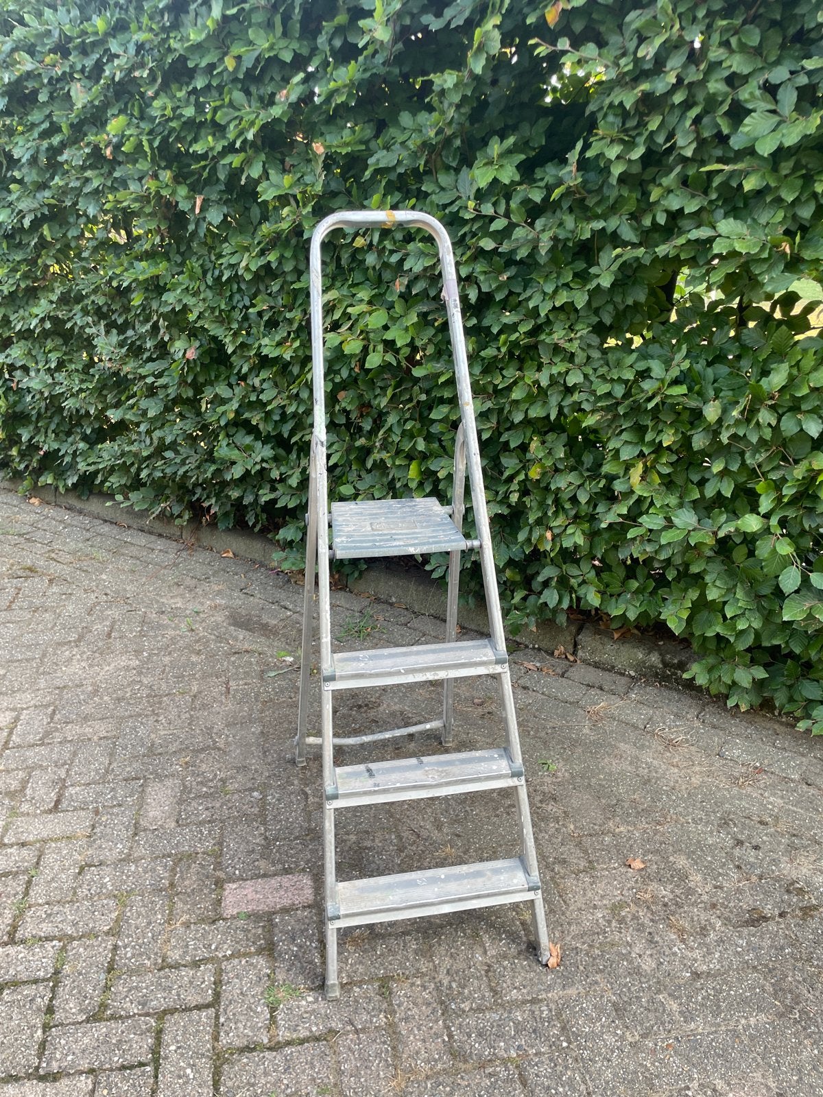 Gebruikte aluminium trap met 4 treden en platform, Gebruikt, Trap, Ophalen of Verzenden, Opvouwbaar of Inschuifbaar