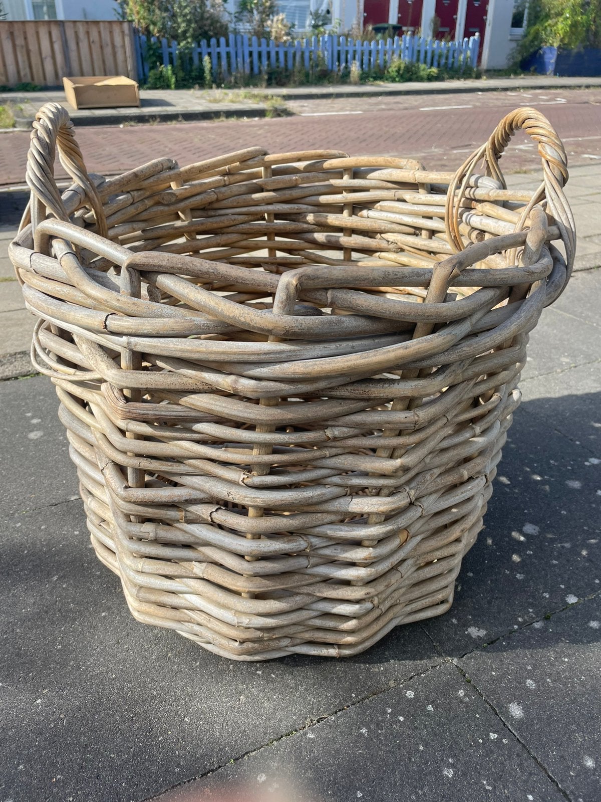Mand riet, Huis en Inrichting, Overige materialen, Met handvatten, Mand, Rond