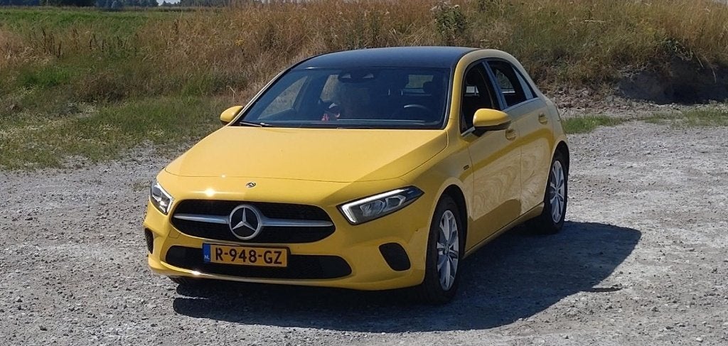 Mercedes-Benz A-Klasse A 250 e 218pk 8G-DCT 2020 Geel, Auto's, Mercedes-Benz, 4 cilinders, 160 pk, Leder en Stof, 1600 kg