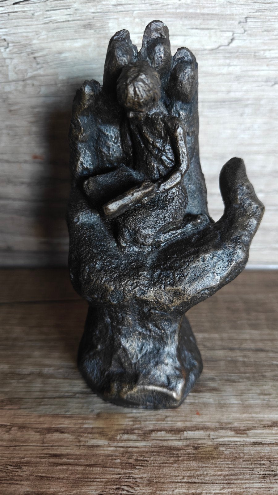 Astrid Veldhuyzen-Koppen - Beeld Hand met lezend kind, Antiek en Kunst, Ophalen of Verzenden, Brons