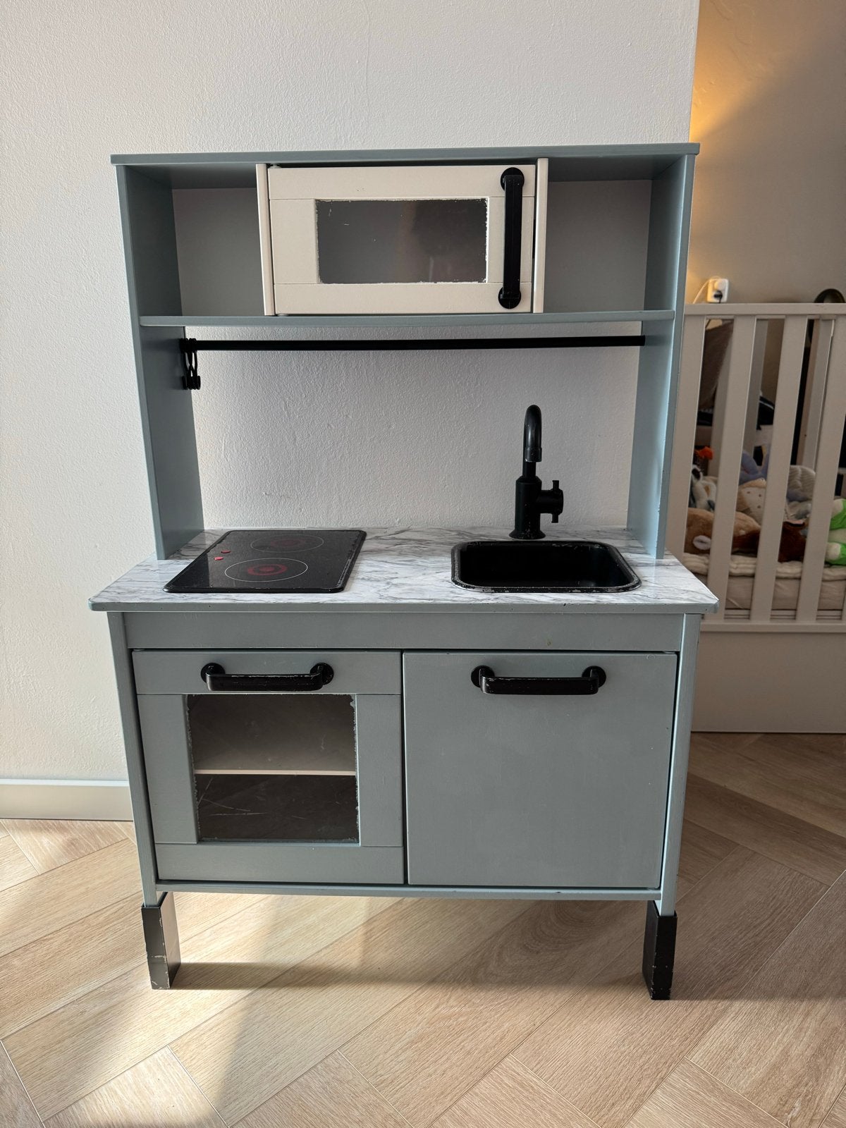 IKEA Duktig Speelkeuken met marmerlook en magnetron, Kinderen en Baby's, Speelgoed | Speelkeukens, Ophalen, Gebruikt, Hout, Speelkeuken