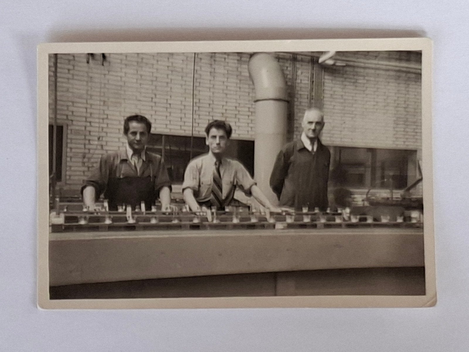 foto-Meterfabriek-Dordrecht-fabriek-chroombad-arbeiders-1948, Verzamelen, Foto's en Prenten, Ophalen of Verzenden, 1940 tot 1960