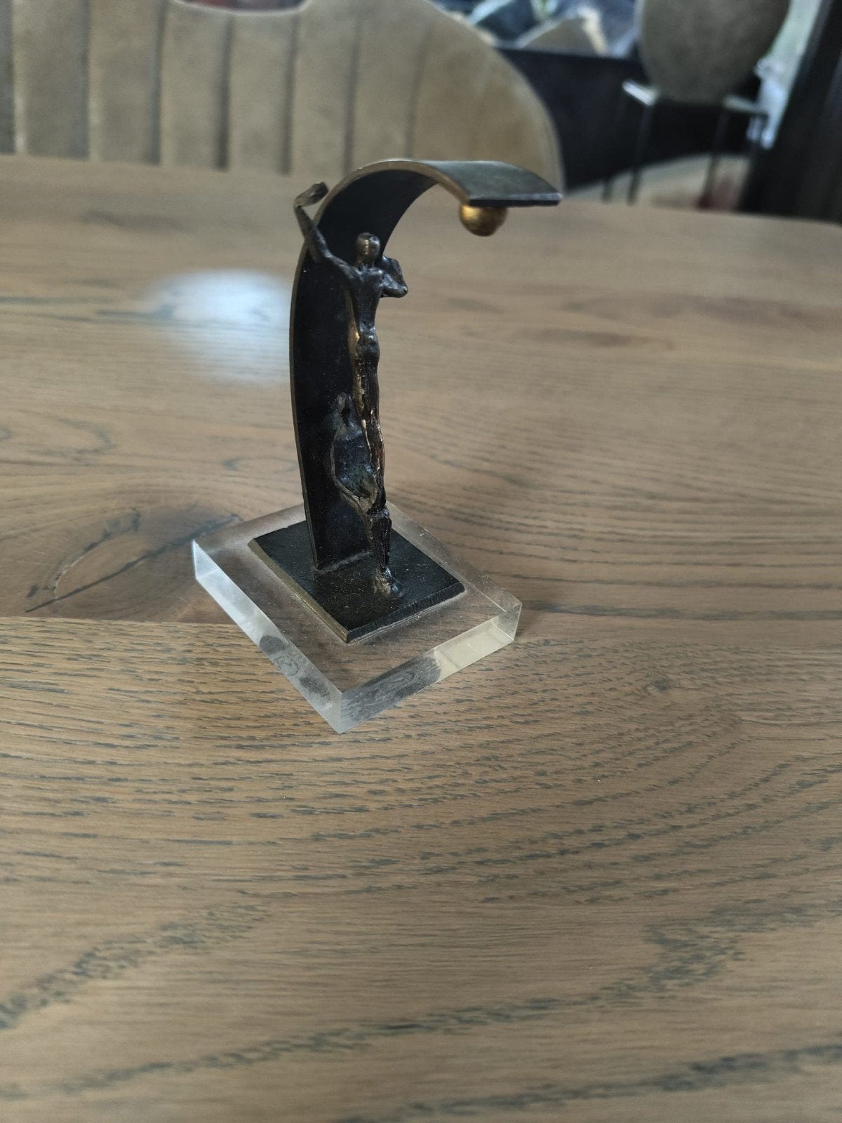 Bronzen beeldje Corry Ammerlaan - met hulp de gouden bal, Ophalen of Verzenden, Zo goed als nieuw, Mens
