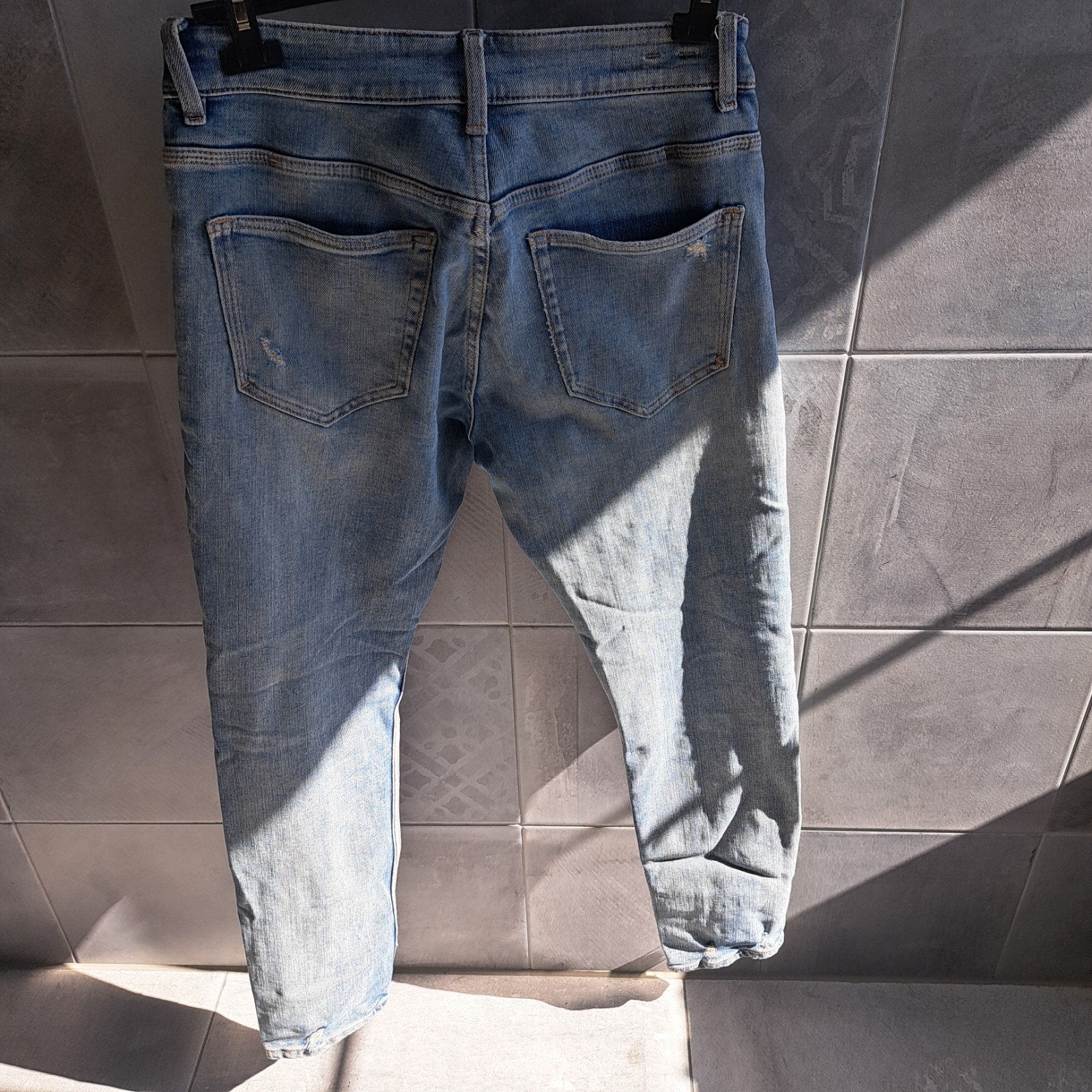 Foto 4 van Zara Damaged Jeans - Maat 30/31