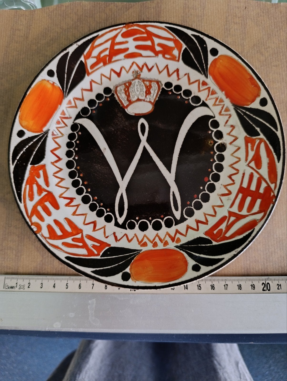 Antiek Herdenkingsbord Wilhelmina 1898 – Lion Cachet/Regout, Ophalen of Verzenden, Gebruikt, Servies