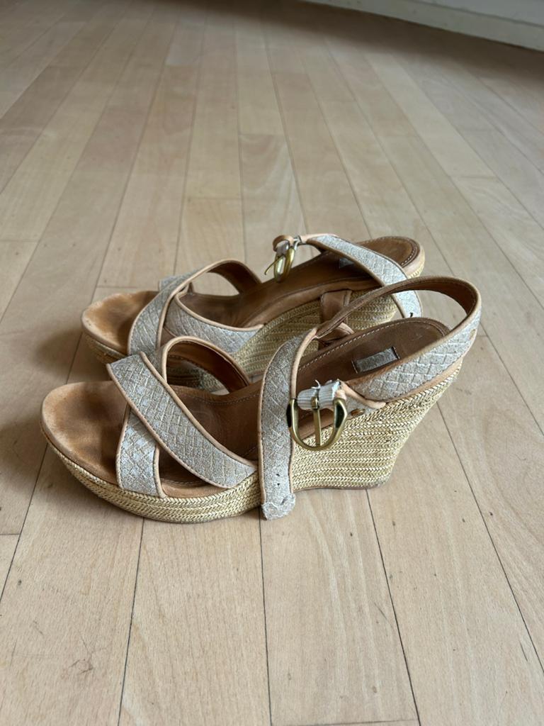 UGG Sandalen met sleehak - Beige/Goud, Beige, Zo goed als nieuw, Sandalen of Muiltjes, Ophalen of Verzenden