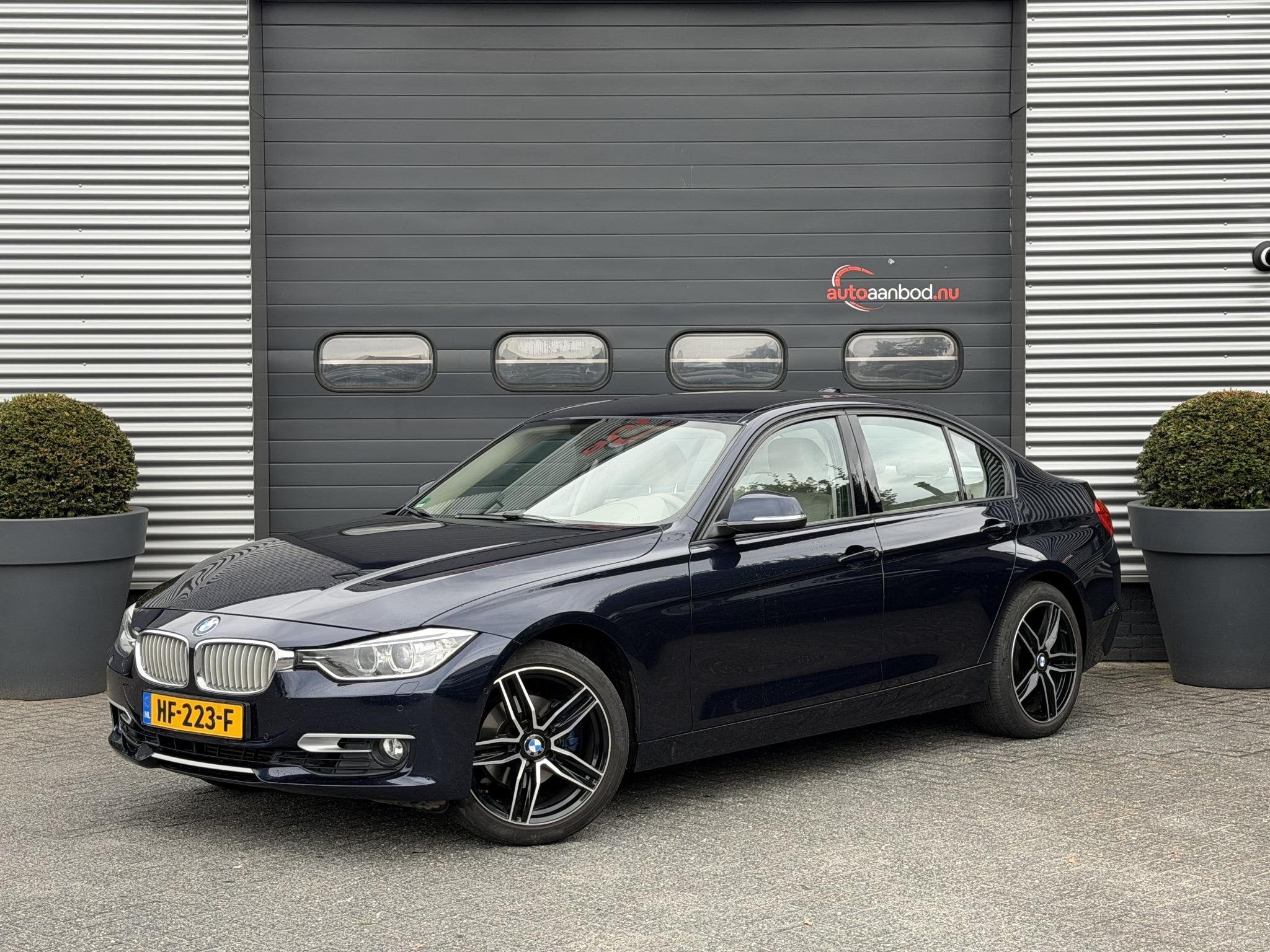 BMW 3-serie 320i High Executive | Camera | Navigatie | Leder, Gebruikt, Euro 6, Blauw, Handgeschakeld