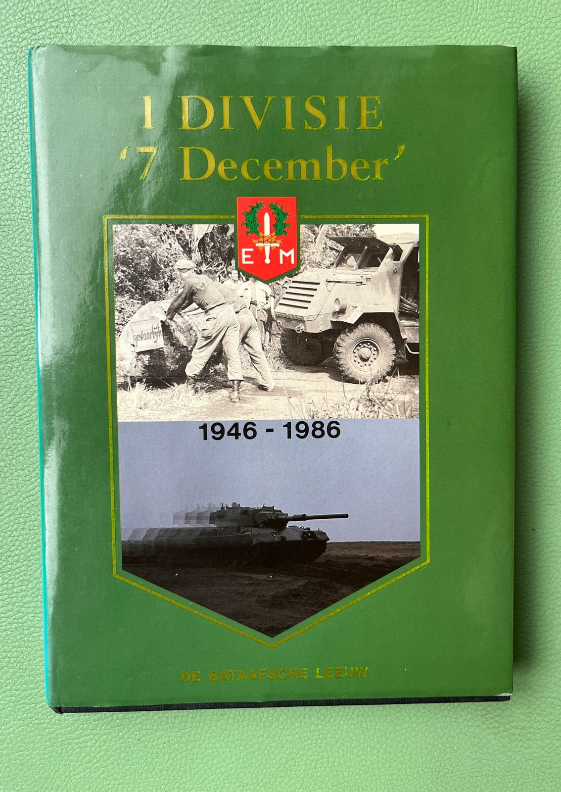 Boek 7 December divisie, Boeken, Ophalen of Verzenden, Zo goed als nieuw