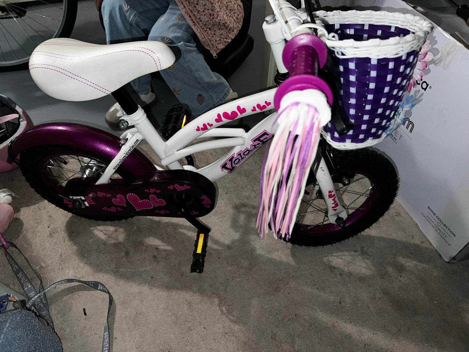 Leuke Kinderfiets - Paars/Wit met Mandje, Fietsen en Brommers, Ophalen, Terugtraprem, Zijwieltjes, Gebruikt