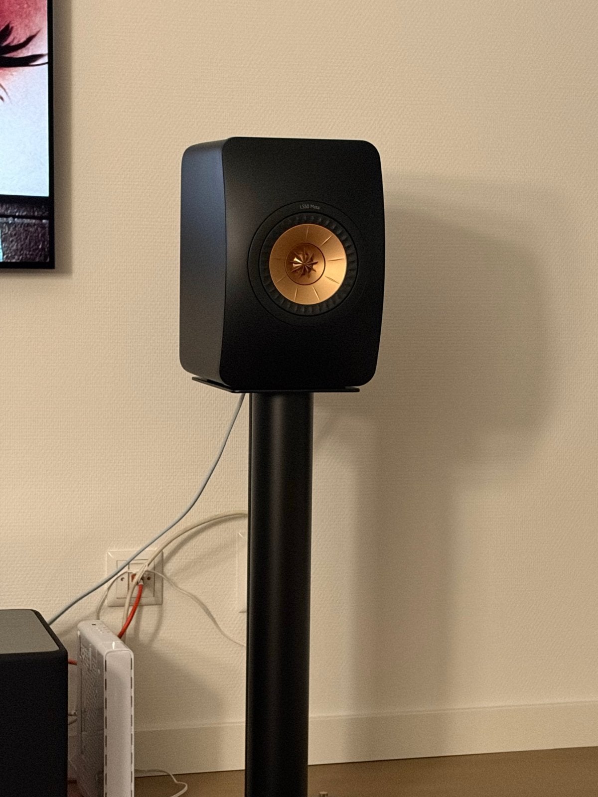 KEF LS50 Meta + Norstone stands, Ophalen, 120 tot 150 watt, Zo goed als nieuw, Boekenplank luidspreker