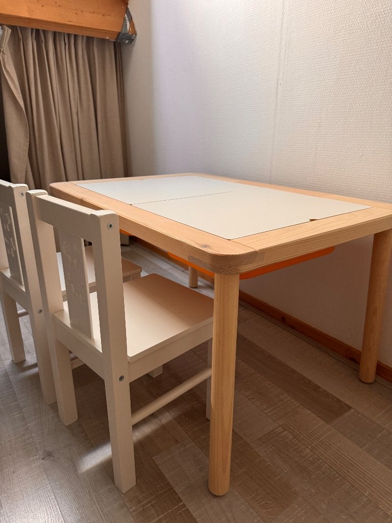Kindertafel en twee stoeltjes, Ophalen, Gebruikt, Tafel(s) en Stoel(en)