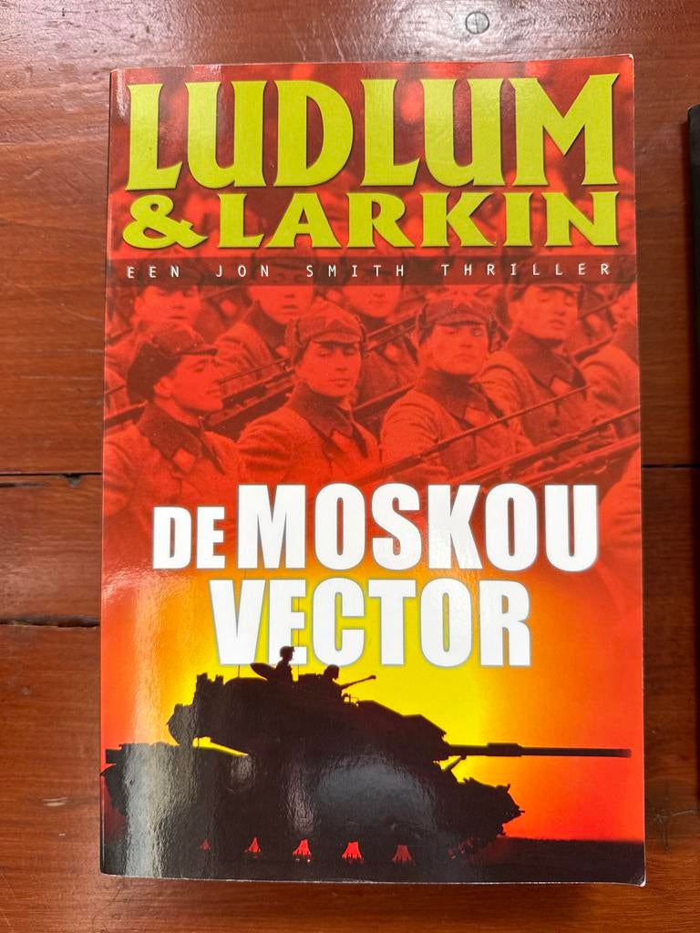 Ludlum & Larkin - De Moskou Vector - Zo goed als nieuw, Boeken, Thrillers, Zo goed als nieuw, Ophalen of Verzenden