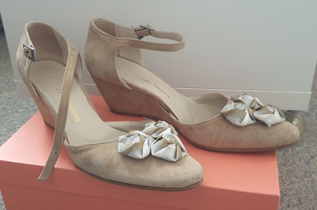 Beige charmante schoenen met bloem maat 38, Kleding | Dames, Schoenen, Schoenen met lage hakken, Beige, Ophalen of Verzenden, Zo goed als nieuw
