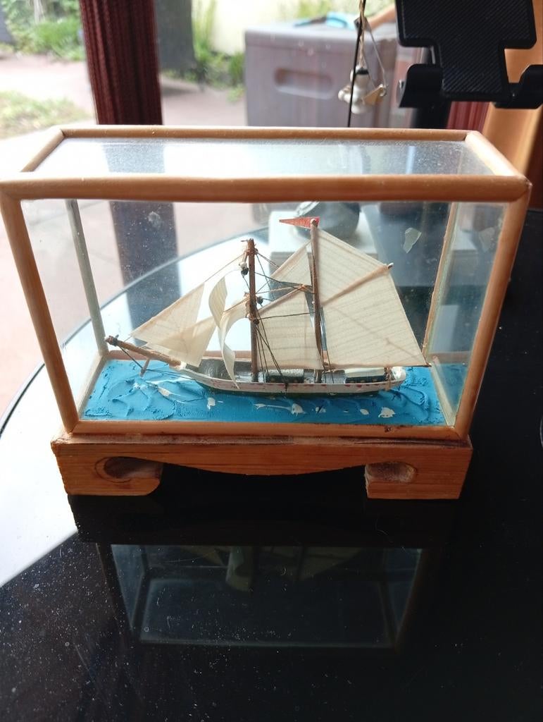 Decoratief scheepsmodel in vitrine, Ophalen, Gebruikt