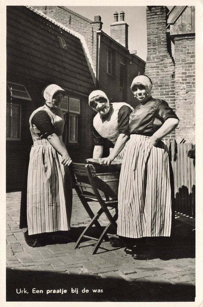 Urk, Een praatje bij de was, Ophalen of Verzenden, 1940 tot 1960, Gelopen, Flevoland