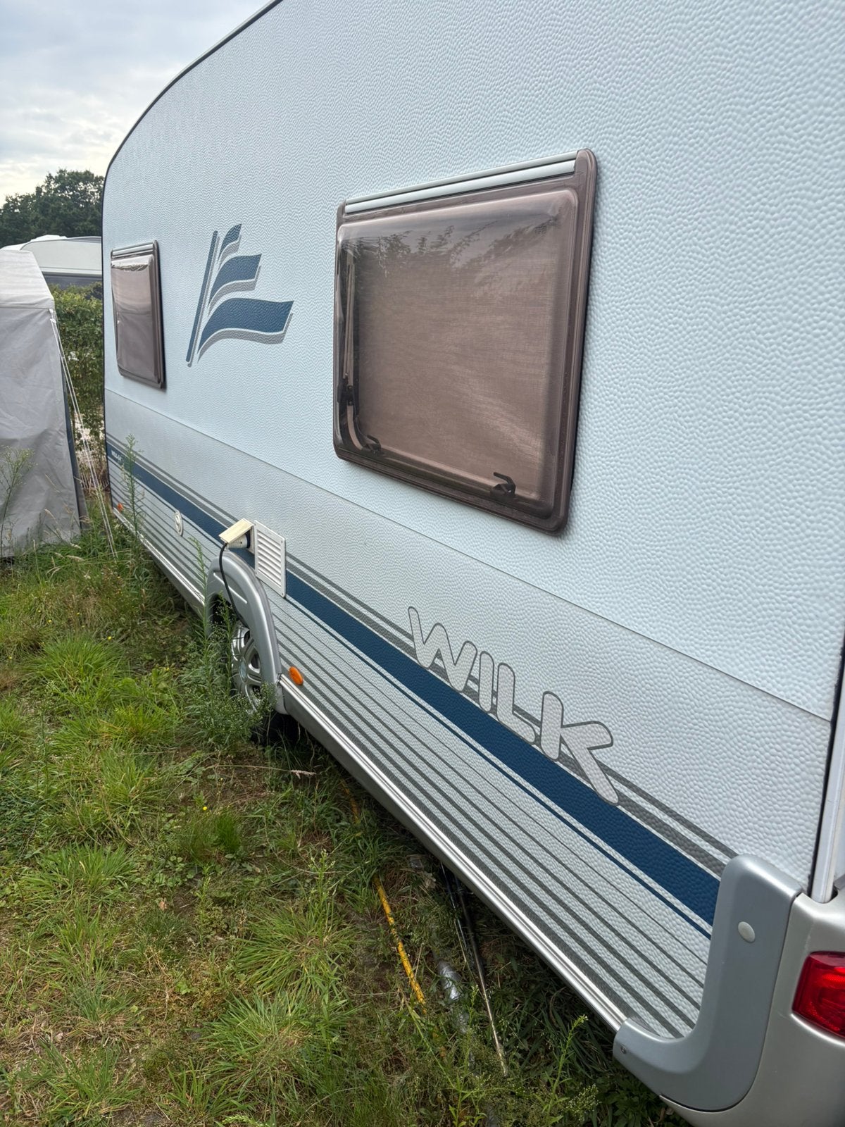 Wilk S4 450 SE – Airco, Mover, Voortent 3,5m + 2 uitbouwen, Caravans en Kamperen, Caravans, Treinzit, Particulier, Luifel, 4 tot 5 meter