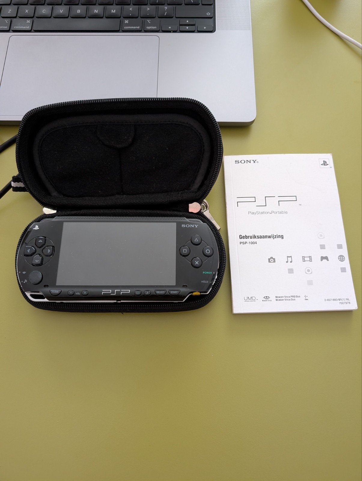 PSP 1000 (1004) met veel games en hoesje, Spelcomputers en Games, Gebruikt, Ophalen of Verzenden, PSP, Met games