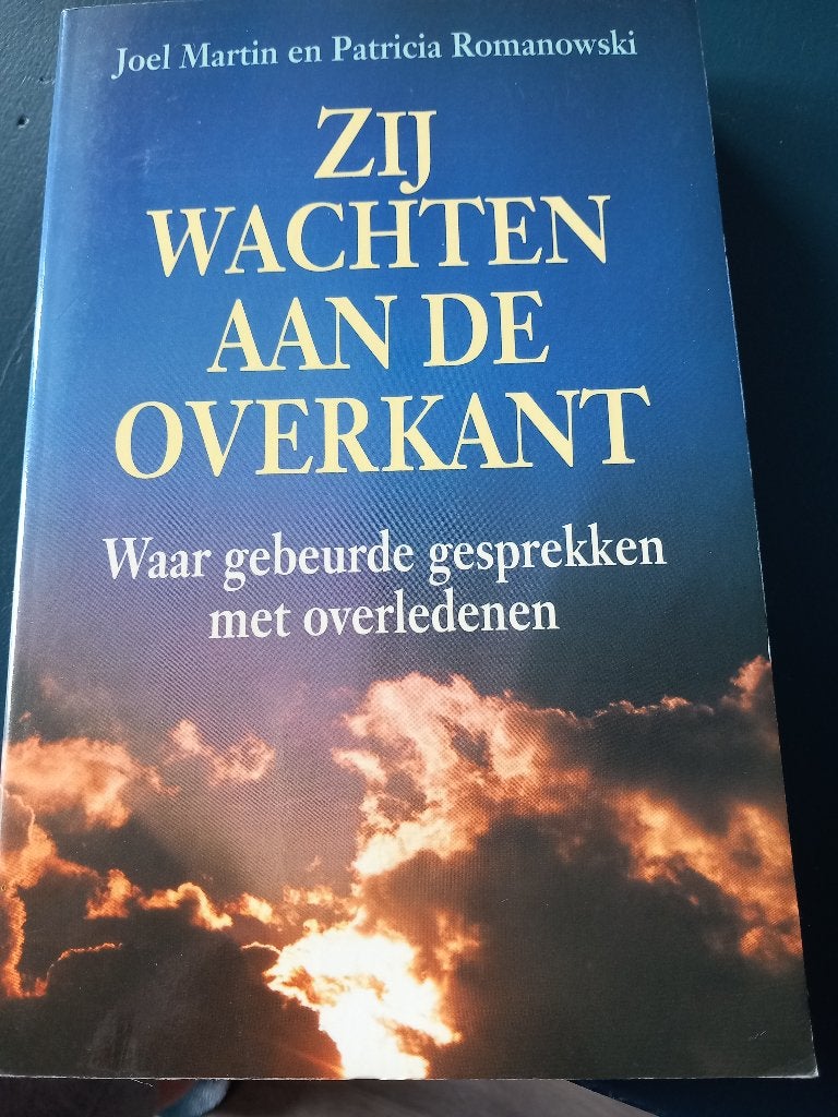 Zij wachten aan de overkant /Joel Martin en Patricia Romanow, Ophalen of Verzenden, Gelezen, Ziel of Sterfelijkheid, Achtergrond en Informatie