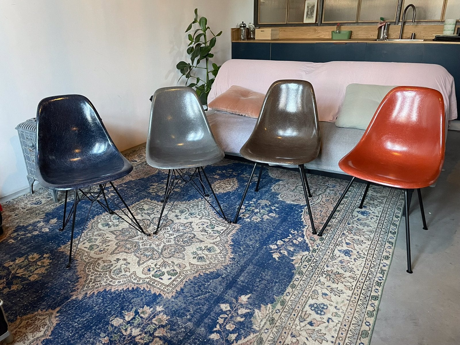 Originele vintage Eames side chairs zeldzame set stoelen, Ophalen of Verzenden, Zo goed als nieuw, Bruin