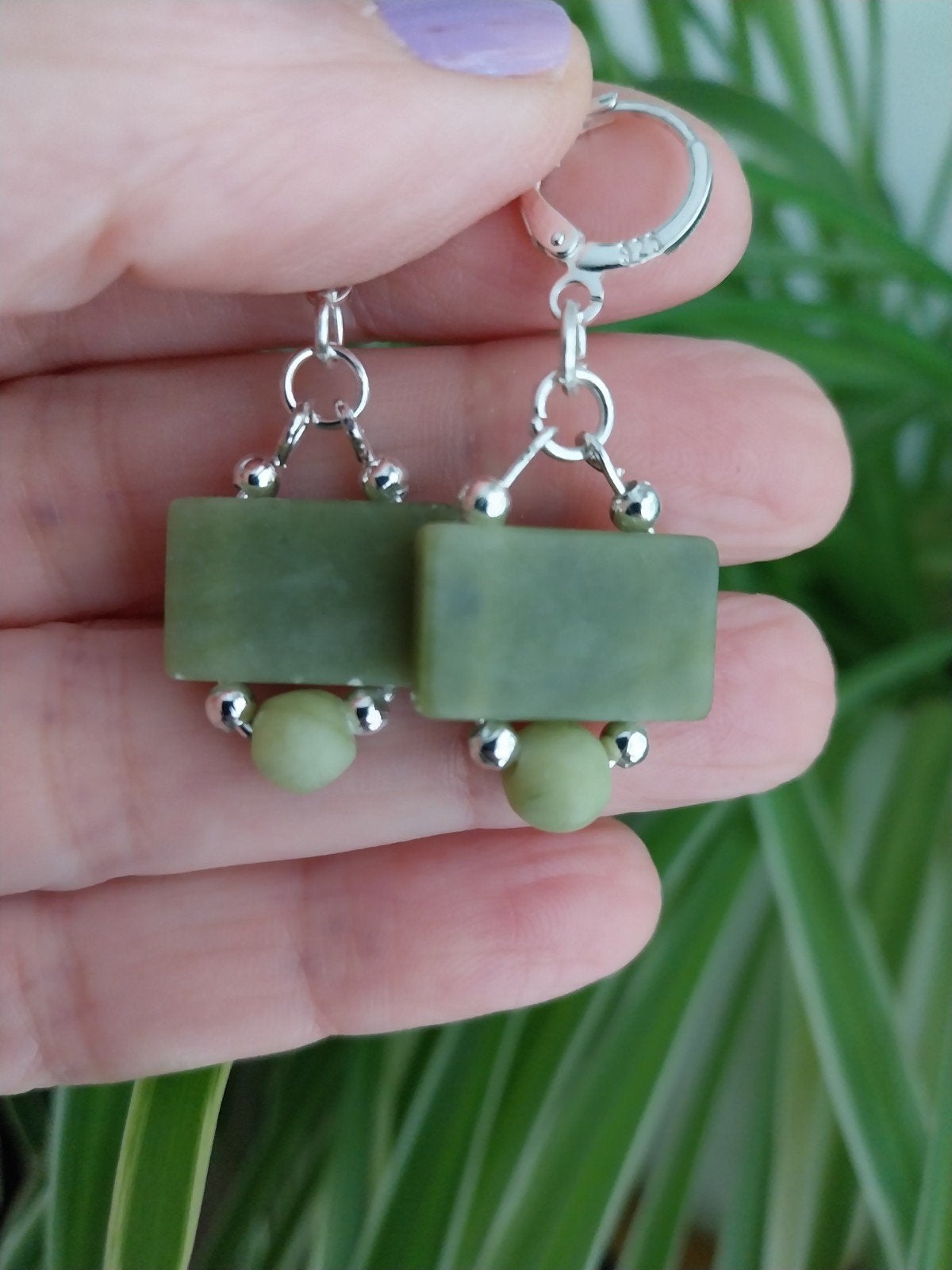Groene Jade oorbellen met verzilverde oorhaakjes #4016, Sieraden, Tassen en Uiterlijk, Oorbellen, Hangers, Verzenden, Zo goed als nieuw