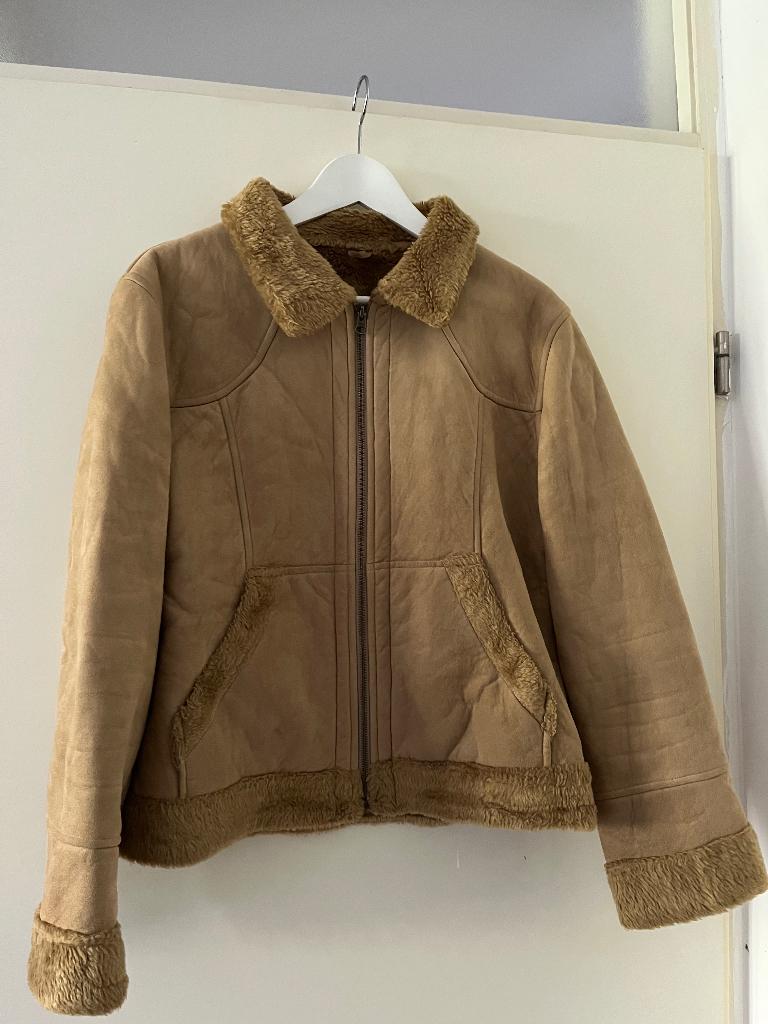 Jas van imitatie schapenvacht, L, Beige, Maat 42/44 (L), Ophalen of Verzenden, Gedragen