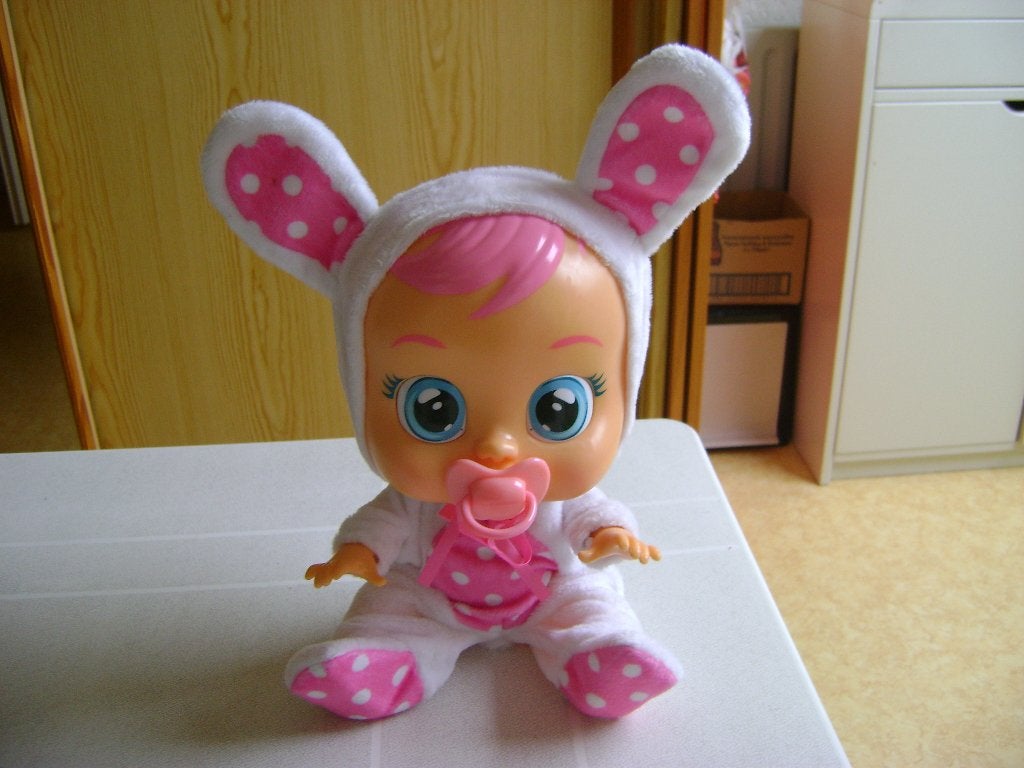 cry baby pop met konijnen pakje met speen 32cm huilt tranen, Ophalen of Verzenden, Zo goed als nieuw, Babypop