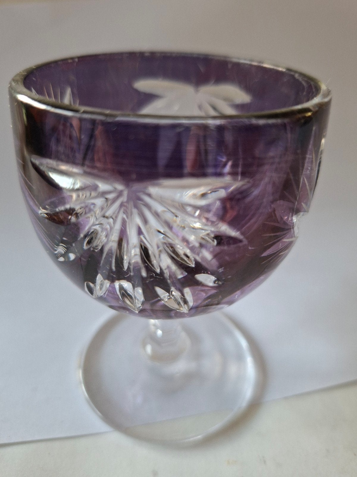 Prachtig paars kristallen wijnglas met geslepen decoratie, Ophalen of Verzenden