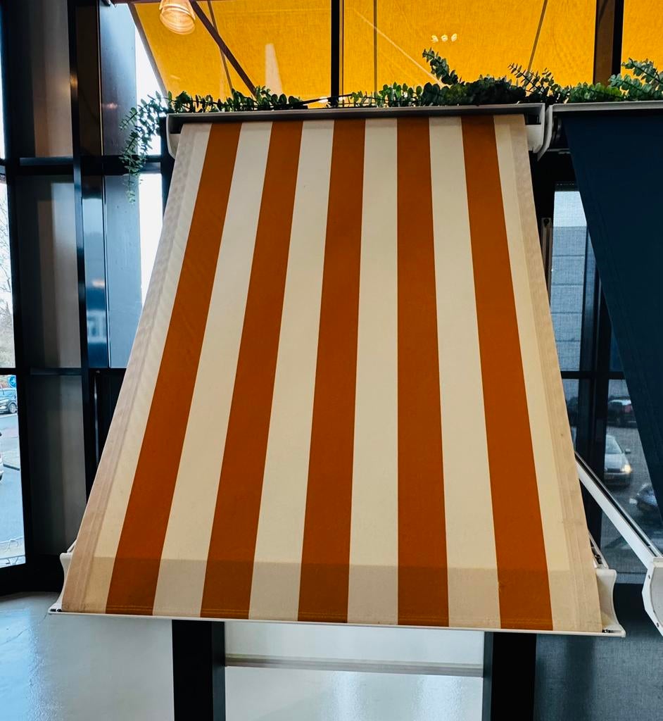 2 x Elektrisch uitval zonnescherm – Somfy – showroommodellen, Ophalen of Verzenden, Zo goed als nieuw, Knikarmscherm, Elektrisch