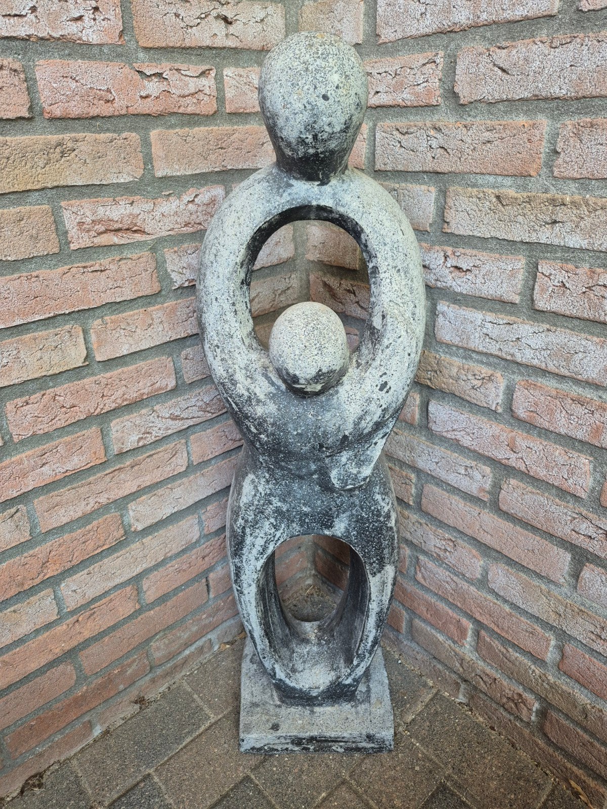 Vergrijsd hardstenen beeld, moeder en kind 93 cm, Ophalen, Gebruikt, Steen, Abstract beeld