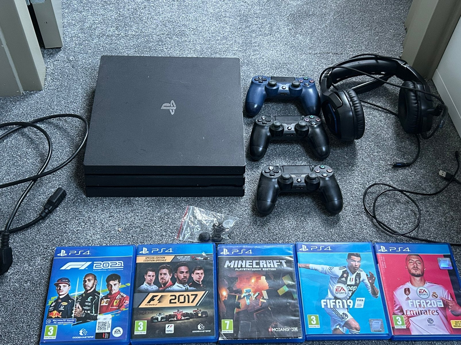 Ps4 pro set, Spelcomputers en Games, Ophalen of Verzenden, Pro, Met 3 controllers of meer, Gebruikt