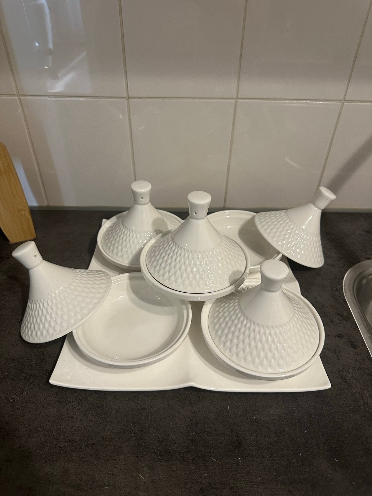 Set van 5 kleine tajines op dienblad, Ophalen of Verzenden, Zo goed als nieuw, Keramiek, Compleet servies
