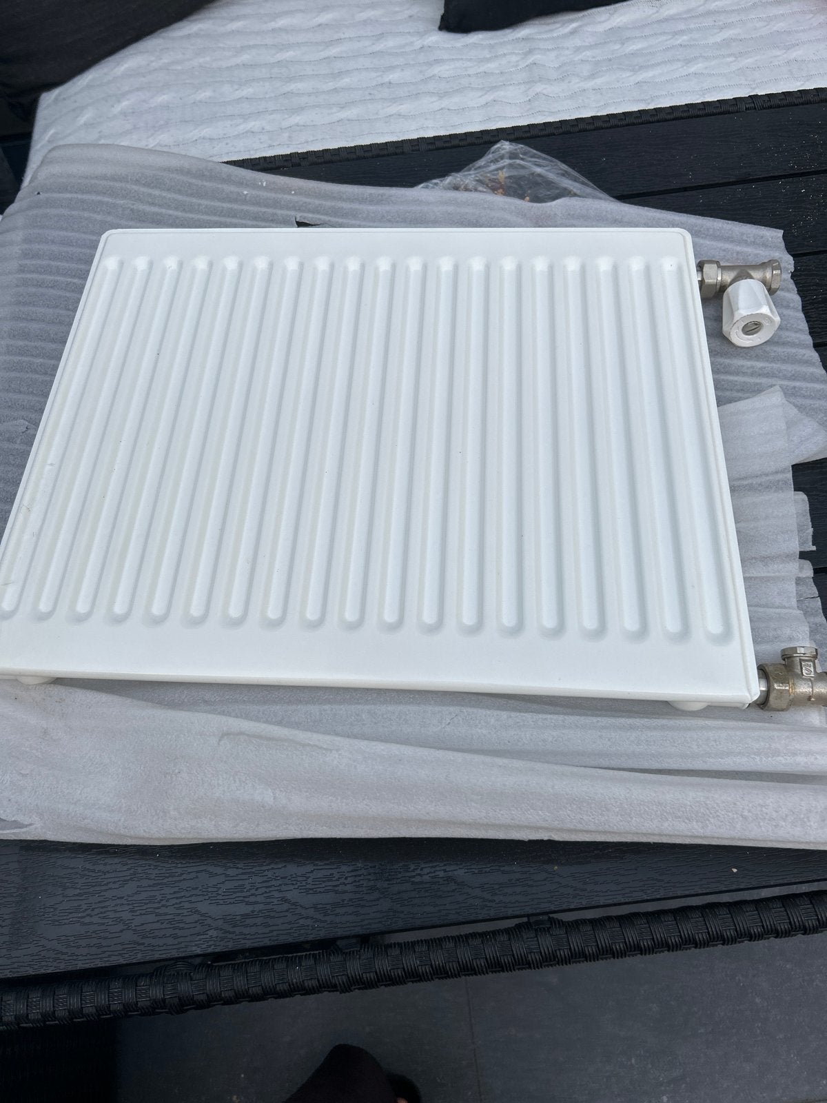 Nieuwe compacte radiator, wit, 60x60 cm, Doe-het-zelf en Verbouw, Verwarming en Radiatoren, 30 tot 80 cm, 500 tot 800 watt, Radiator