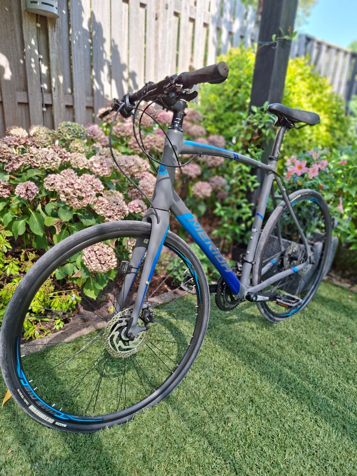 Merida Speeder 200 - Flatbar sporfiets met schijfremmen, Fietsen en Brommers, 28 inch, Zo goed als nieuw, 15 tot 20 versnellingen