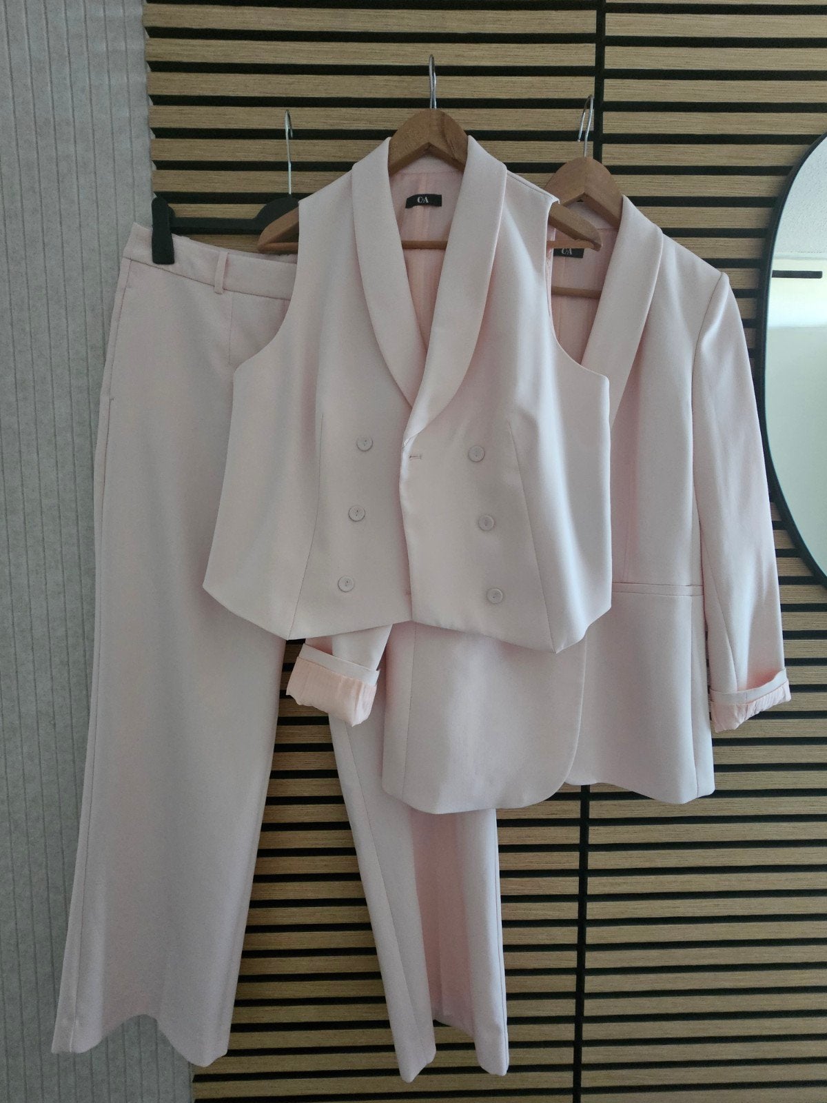 Prachtig 3-delig lichtroze broekpak maat 42, nauwelijks gedr, Kleding | Dames, Jasjes, Kostuums en Pakken, Ophalen of Verzenden