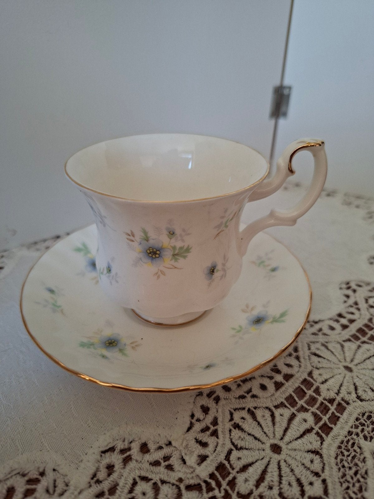 Royal Albert Caress kop en schotel, Ophalen of Verzenden