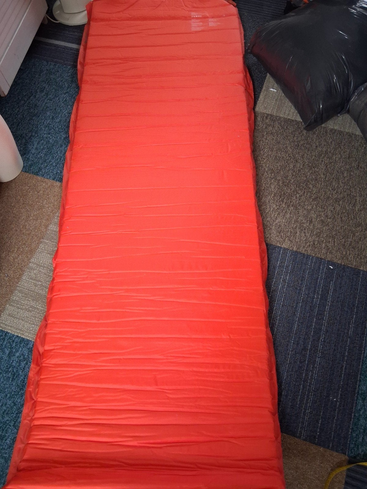 Comfortabel zelfopblazend kampeermatras 180x60 cm, Ophalen of Verzenden, Ingebouwde pomp, Zo goed als nieuw, 1-persoons