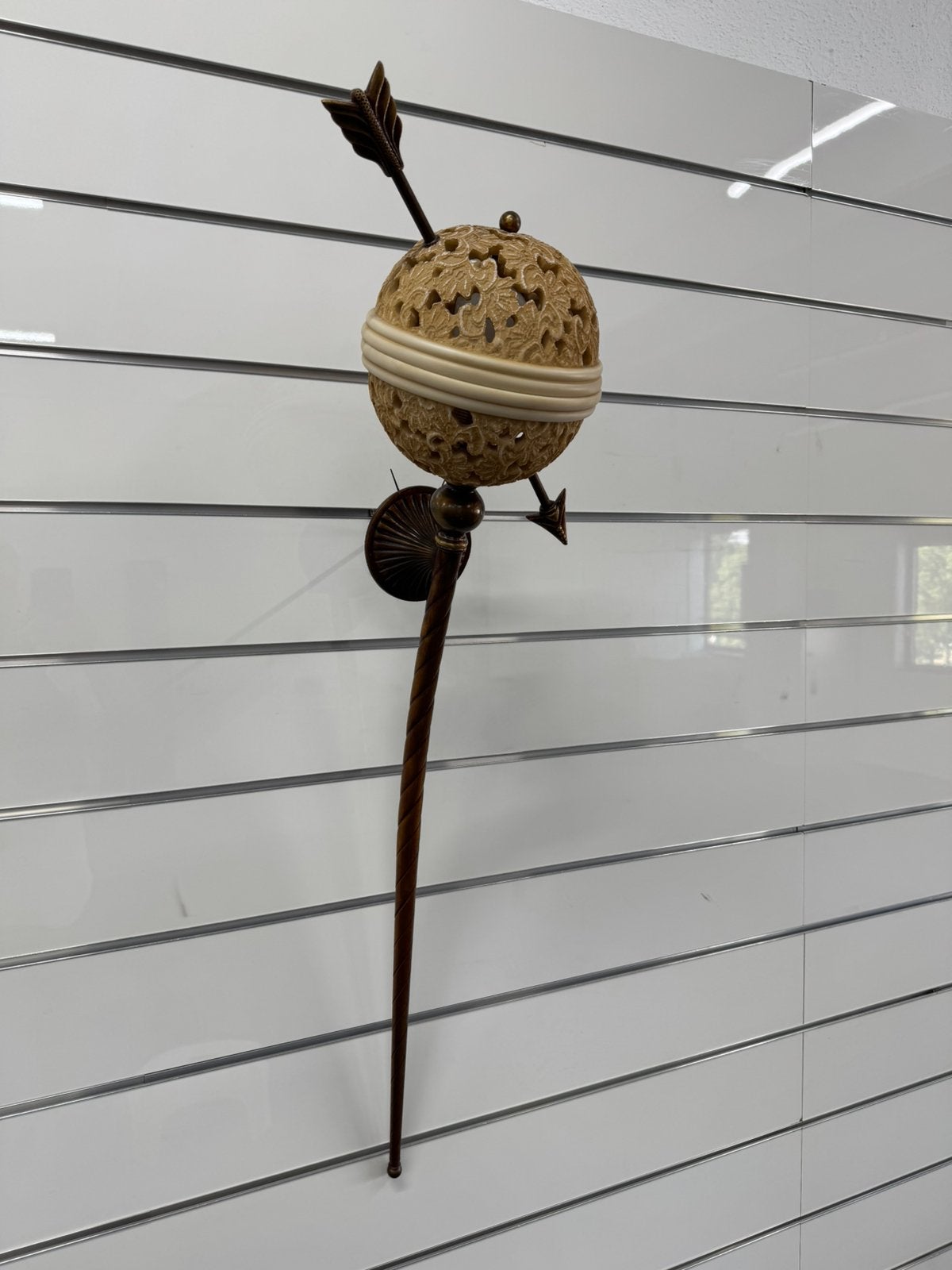 Wandlamp Scepter met uitgesneden Bol en Pijl, Ophalen of Verzenden, Zo goed als nieuw, Metaal