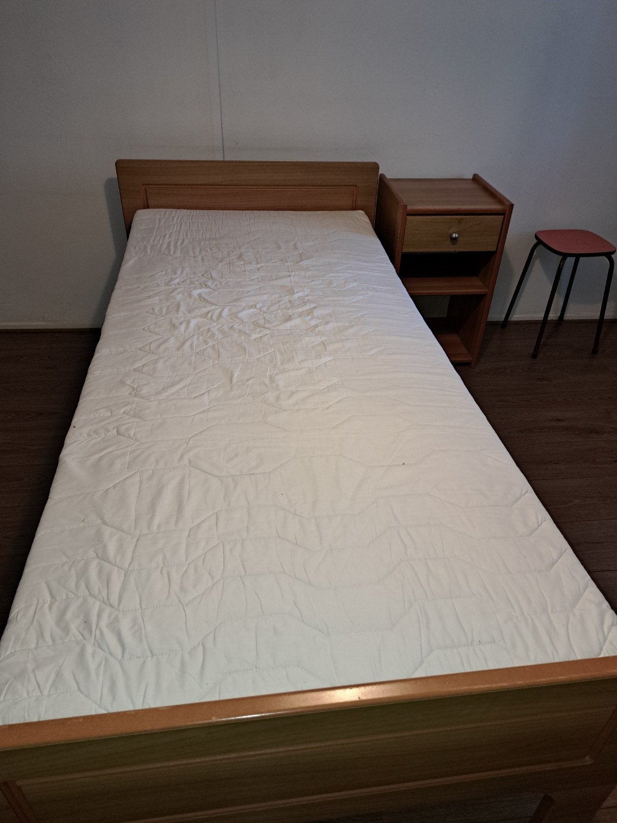 Gratis bed met nachtkastje en matras, Ophalen, Gebruikt, 90 cm, Eenpersoons