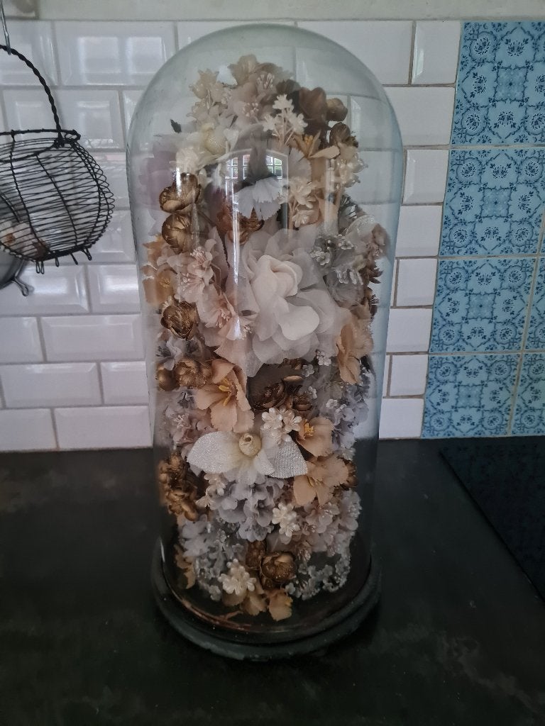 Antieke zeer grote stolp met antiek bloemstuk