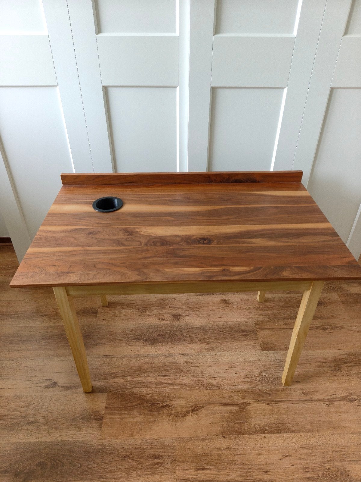 Walnoten bureau met pennenbakje., Huis en Inrichting, Ophalen, 110 cm, Hout, 67 cm