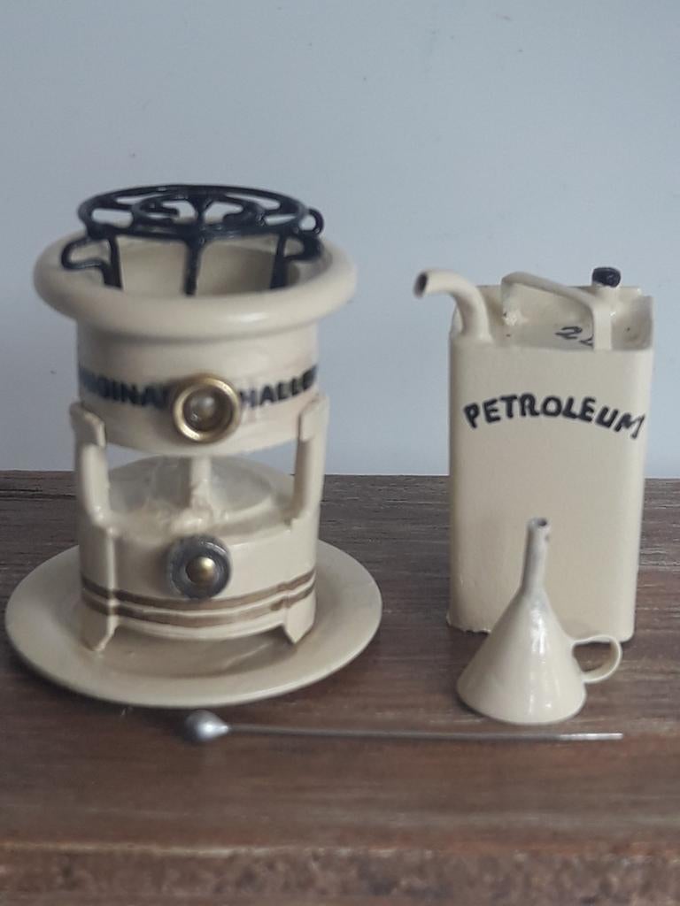 Petroleumstel+kan+trechter, SCHAAL 1:12.
Poppenhuis UNICUM., Ophalen of Verzenden, Nieuw, Poppenhuis