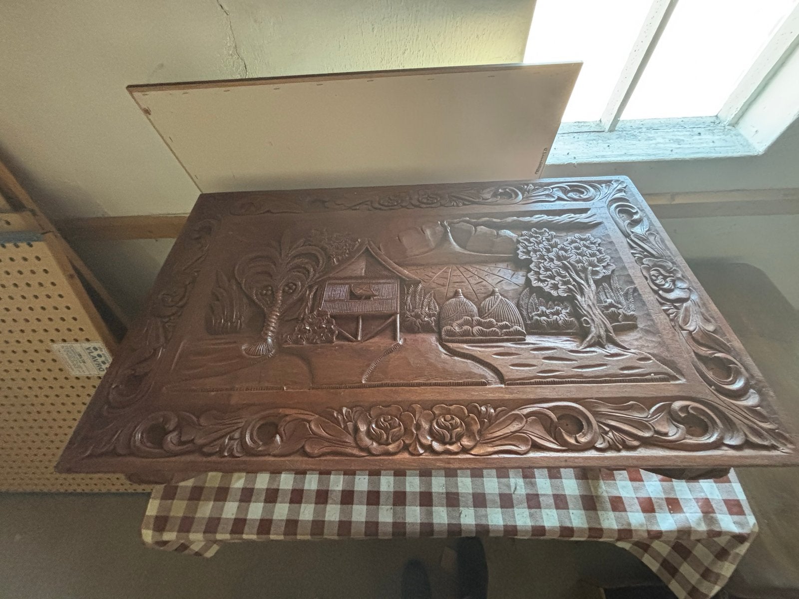 Unieke handgesneden houten salontafel met jungle motief, Ophalen